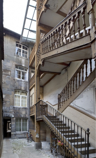 Escalier à cage ouverte de la première cour Vue d'ensemble de trois quarts droit. © Région Bourgogne-Franche-Comté, Inventaire du Patrimoine