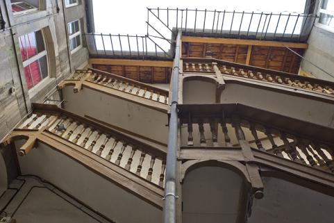 Escalier à cage ouverte de la deuxième cour : détail de la partie supérieure. © Région Bourgogne-Franche-Comté, Inventaire du Patrimoine
