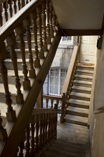 Escalier à cage ouverte de la deuxième cour : détail de l'intérieur de l'escalier. © Région Bourgogne-Franche-Comté, Inventaire du Patrimoine