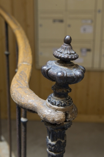 Escalier à cage ouverte de la deuxième cour : détail du décor du départ de rampe. © Région Bourgogne-Franche-Comté, Inventaire du Patrimoine