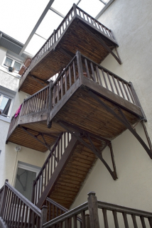 Quatrième cour : escalier extérieur du troisième logis secondaire : vue d'ensemble. © Région Bourgogne-Franche-Comté, Inventaire du Patrimoine
