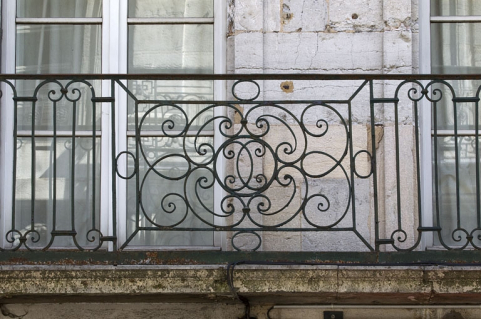 Logis principal, façade sur rue : détail de la ferronnerie du balcon. © Région Bourgogne-Franche-Comté, Inventaire du Patrimoine