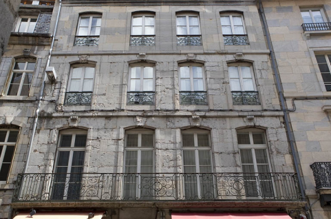 Logis principal, façade sur rue : détail des trois étages carrés, de face. © Région Bourgogne-Franche-Comté, Inventaire du Patrimoine