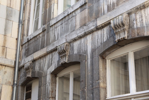 Logis principal, façade postérieure : détail des clés des fenêtres du premier étage. © Région Bourgogne-Franche-Comté, Inventaire du Patrimoine