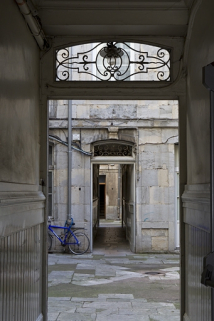 Vue du couloir traversant le premier logis secondaire depuis le couloir du logis principal. © Région Bourgogne-Franche-Comté, Inventaire du Patrimoine