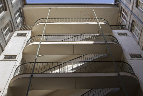 Escalier à cage ouverte de la première cour : vue d'ensemble. © Région Bourgogne-Franche-Comté, Inventaire du Patrimoine