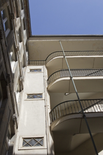 Escalier à cage ouverte de la première cour : détail de la travée à son extrémité gauche. © Région Bourgogne-Franche-Comté, Inventaire du Patrimoine