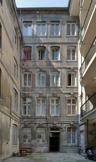 Première cour : façade postérieure du logis principal, de face. © Région Bourgogne-Franche-Comté, Inventaire du Patrimoine