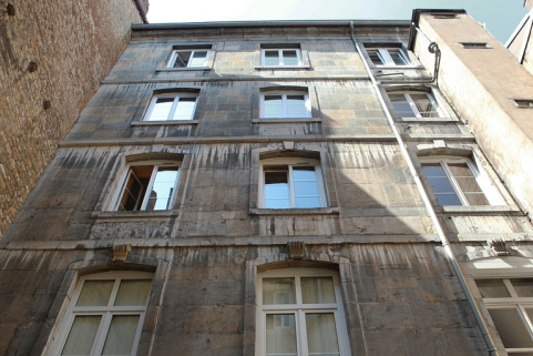 Deuxième cour : façade postérieure du premier logis secondaire, vue des étages. © Région Bourgogne-Franche-Comté, Inventaire du Patrimoine