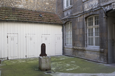 Deuxième cour : détail de la borne fontaine. © Région Bourgogne-Franche-Comté, Inventaire du Patrimoine