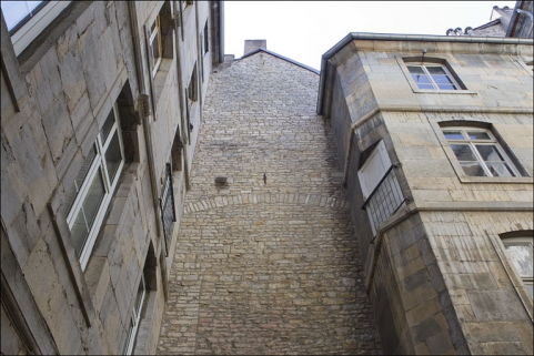 Première cour, à droite : détail du mur mitoyen de la maison voisine. © Région Bourgogne-Franche-Comté, Inventaire du Patrimoine