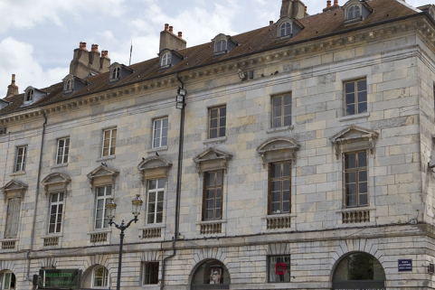 Détail de la façade antérieure de trois quarts droit. © Région Bourgogne-Franche-Comté, Inventaire du Patrimoine