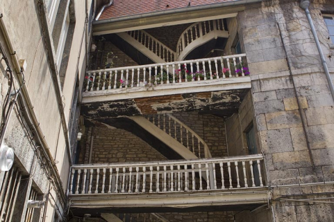 Escalier à cage ouverte à gauche de la cour, de face. © Région Bourgogne-Franche-Comté, Inventaire du Patrimoine