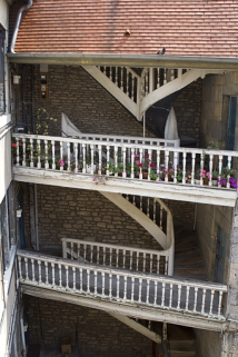 Escalier à cage ouverte à gauche de la cour, de trois quart droit. © Région Bourgogne-Franche-Comté, Inventaire du Patrimoine