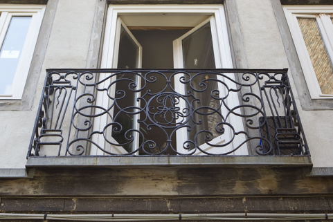 Détail de la ferronnerie d'un balcon dans l'aile en fond de cour. © Région Bourgogne-Franche-Comté, Inventaire du Patrimoine