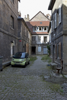 Vue d'ensemble des bâtiments depuis l'entrée de la cour. © Région Bourgogne-Franche-Comté, Inventaire du Patrimoine