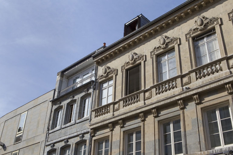Détail de la surélévation en retrait sur rue. © Région Bourgogne-Franche-Comté, Inventaire du Patrimoine