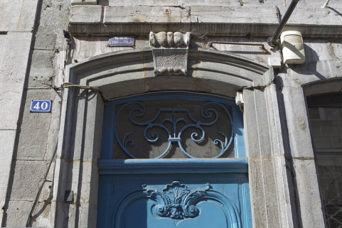Porte d'entrée du couloir d'accès : détail de la ferronnerie du dessus de porte. © Région Bourgogne-Franche-Comté, Inventaire du Patrimoine