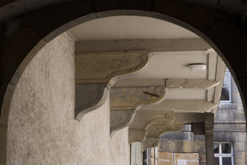 Extension en pan de bois : détail des consoles soutenant la construction. © Région Bourgogne-Franche-Comté, Inventaire du Patrimoine