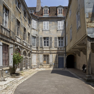 Vue du logis principal depuis le fond de la cour. © Région Bourgogne-Franche-Comté, Inventaire du Patrimoine