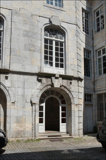 Logis principal, aile de l'escalier : détail de la porte d'entrée. © Région Bourgogne-Franche-Comté, Inventaire du Patrimoine