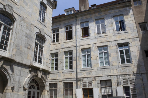 Logis principal : vue d'ensemble de la façade postérieure. © Région Bourgogne-Franche-Comté, Inventaire du Patrimoine