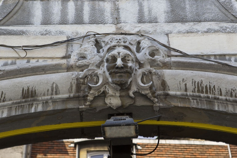 Portail d'entrée : détail du décor de la clé de l'arc. © Région Bourgogne-Franche-Comté, Inventaire du Patrimoine