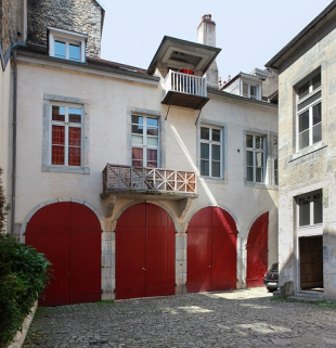 Vue d'ensemble du logis secondaire au fond de la deuxième cour, avec remises au rez-de-chaussée. © Région Bourgogne-Franche-Comté, Inventaire du Patrimoine