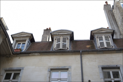 Premier logis secondaire : détail des lucarnes donnant sur la deuxième cour. © Région Bourgogne-Franche-Comté, Inventaire du Patrimoine