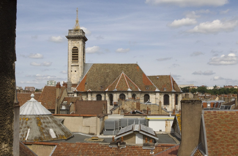 Vue de la façade latérale droite de l'église Saint-Pierre et des toits depuis un immeuble de la rue Moncey. © Région Bourgogne-Franche-Comté, Inventaire du Patrimoine