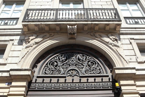 Portail d'entrée : détail du tympan avec le balcon du premier étage. © Région Bourgogne-Franche-Comté, Inventaire du Patrimoine