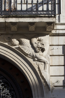 Portail d'entrée : détail du dragon dans l'écoinçon droit. © Région Bourgogne-Franche-Comté, Inventaire du Patrimoine