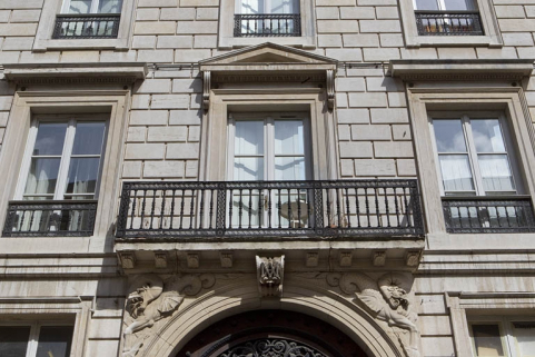 Détail de la fenêtre avec son balcon au-dessus du portail d'entrée. © Région Bourgogne-Franche-Comté, Inventaire du Patrimoine