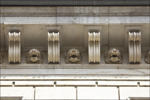 Façade antérieure : détail de la corniche de toit. © Région Bourgogne-Franche-Comté, Inventaire du Patrimoine