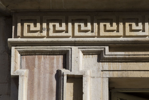 Façade antérieure : détail de la frise de grecques au-dessus de l'entresol. © Région Bourgogne-Franche-Comté, Inventaire du Patrimoine
