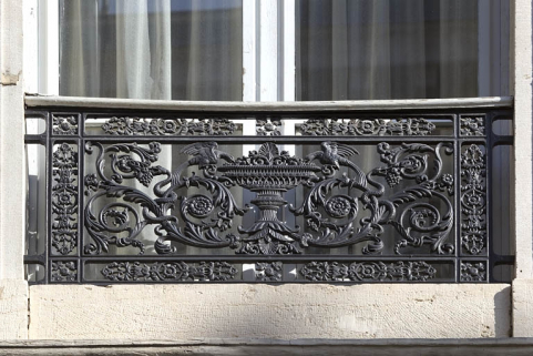 Façade antérieure, balcon : détail du décor du garde-corps. © Région Bourgogne-Franche-Comté, Inventaire du Patrimoine
