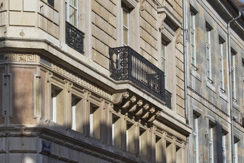 Façade latérale droite : détail de l'entresol et du balcon. © Région Bourgogne-Franche-Comté, Inventaire du Patrimoine