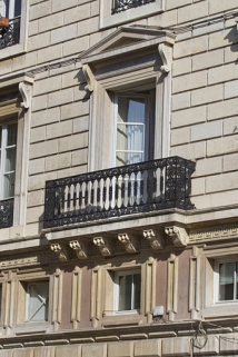 Façade latérale droite : détail du balcon. © Région Bourgogne-Franche-Comté, Inventaire du Patrimoine