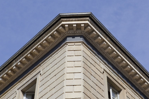 Détail de la corniche de toit à l'angle de l'édifice. © Région Bourgogne-Franche-Comté, Inventaire du Patrimoine