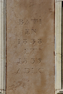 Angle du bâtiment : détail de l'inscription, vue rapprochée. © Région Bourgogne-Franche-Comté, Inventaire du Patrimoine