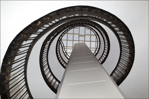 Intérieur, escalier : vue en contre-plongée. © Région Bourgogne-Franche-Comté, Inventaire du Patrimoine