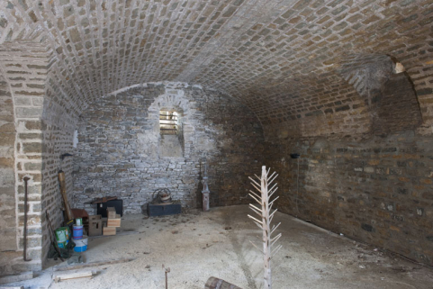 Vue générale d'une des caves des communs. © Région Bourgogne-Franche-Comté, Inventaire du patrimoine