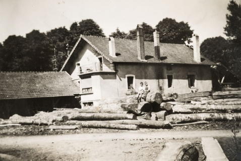 [Revers des constructions le long de l'avenue de la Gare (hangar détruit) avec l'aire des matières premières et des produits manufacturés, vers 1950]. © Région Bourgogne-Franche-Comté, Inventaire du patrimoine