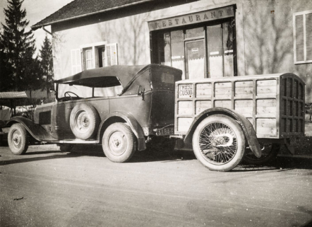 Le restaurant de la Gare. Au premier plan exemple de la production de roues à pneu de l'atelier Louis Fournerot. © Région Bourgogne-Franche-Comté, Inventaire du patrimoine