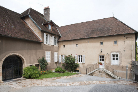 Vue générale des bâtiments, à droite de l'entrée de la cour principale. © Région Bourgogne-Franche-Comté, Inventaire du patrimoine