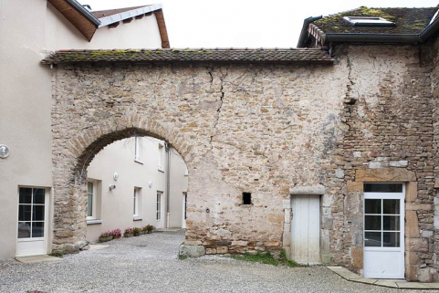 Vestiges de l'ancienne ferme, vue depuis la cour principale. © Région Bourgogne-Franche-Comté, Inventaire du patrimoine
