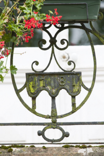 Détail du garde corps de l'escalier, portant la date 1781, côté rue des Fossés. © Région Bourgogne-Franche-Comté, Inventaire du patrimoine