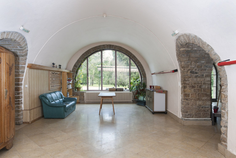 Hôtel de Choiseul : ancienne cave voûtée en berceau, vue en direction de la rue des Fossés. © Région Bourgogne-Franche-Comté, Inventaire du patrimoine
