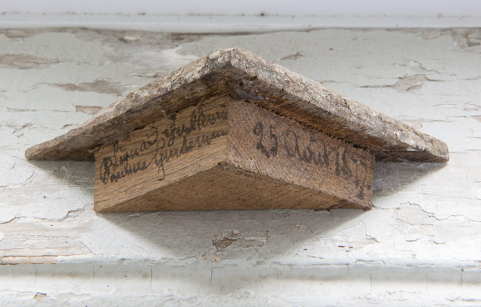 Détail d'une lame de parquet portant la date 25 août 1877 et des signatures. © Région Bourgogne-Franche-Comté, Inventaire du patrimoine