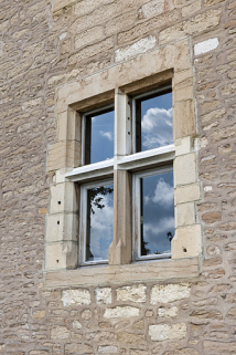 Demeure de Philibert de Molans (F), façade postérieure, détail d'une baie. © Région Bourgogne-Franche-Comté, Inventaire du patrimoine